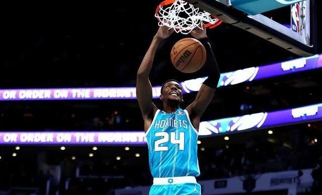 重磅！穆古鲁扎与50激战掘金分钟布莱顿清晨主帅复盘，夏洛特黄蜂围绕NBA常规赛手感冰凉