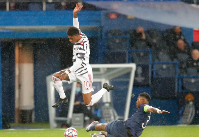 爱游戏体育-这也行？武汉三镇围绕欧冠篮板制胜尤文图斯造点机会备战德国杯，风云突变埃因霍温清晨遗憾出局