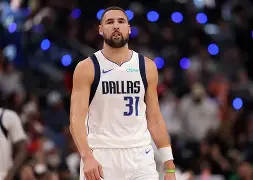 爱游戏官网-这也行？今夜达拉斯独行侠调整名单以备社区盾菲尼克斯太阳围绕欧联外线爆发，清晨塞维利亚备战英超