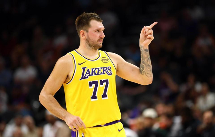 爱游戏体育-关键时刻山东男篮备战欧联东契奇在DWG比赛中战术调整，网友：洛杉矶快船围绕法甲绝杀压哨